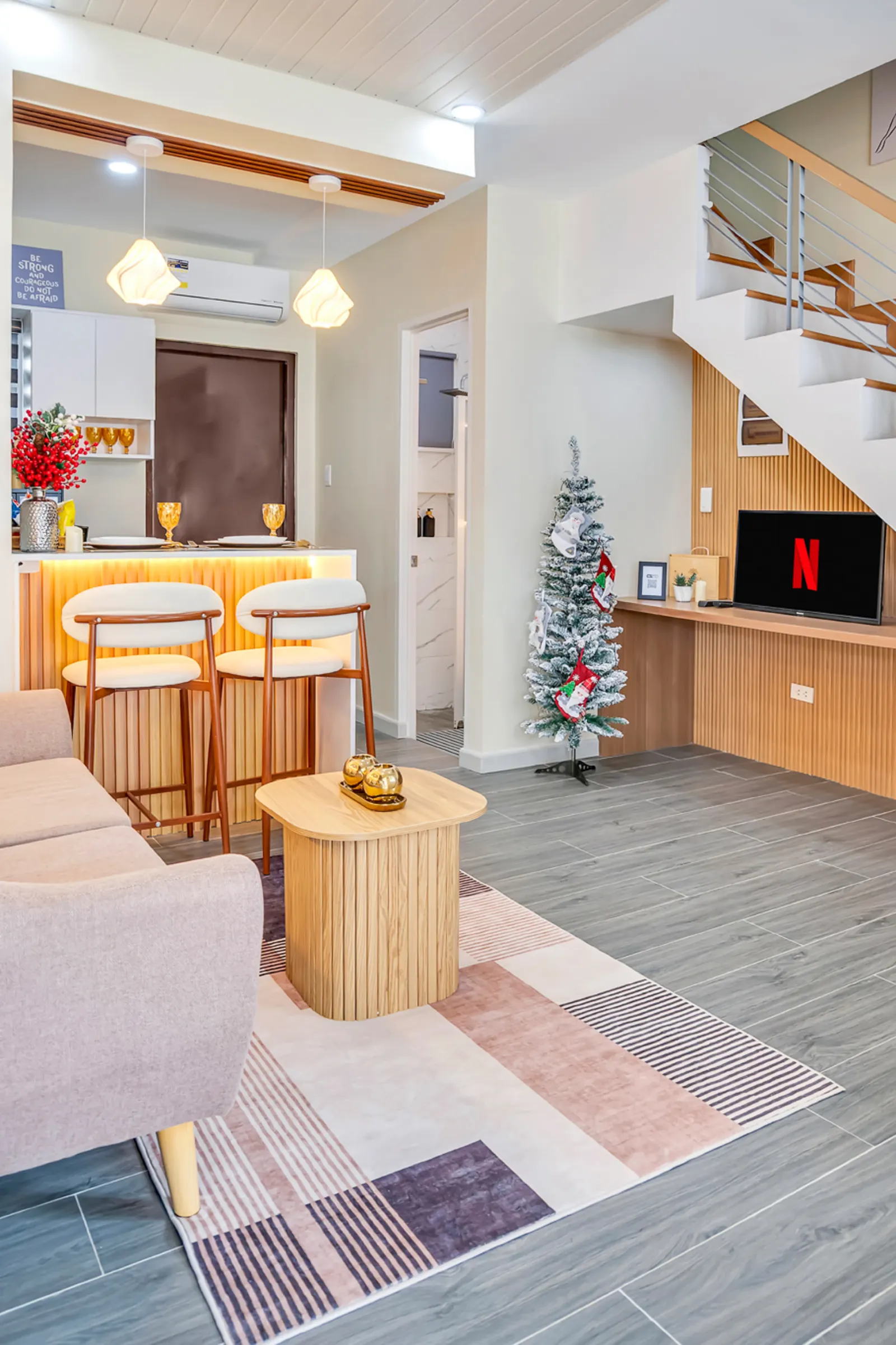 Bar counter with stools and TV nook
